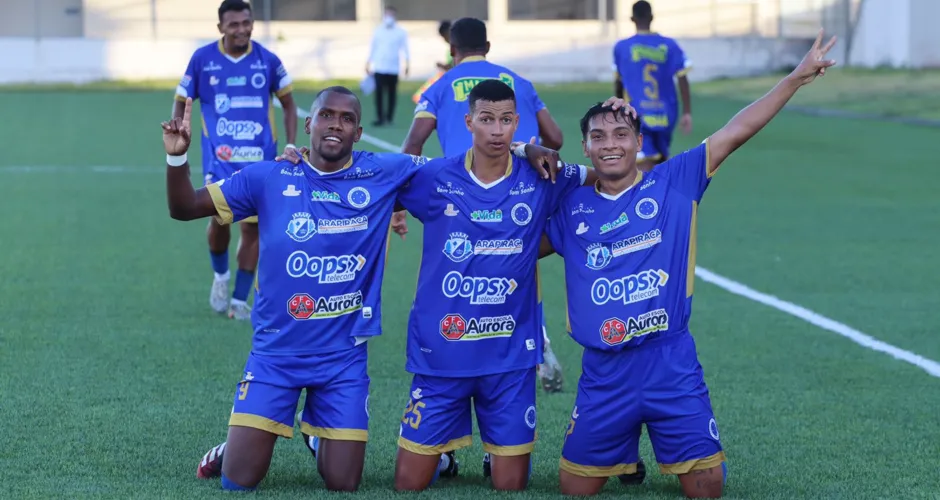 Jogadores do Cruzeiro comemoram o gol