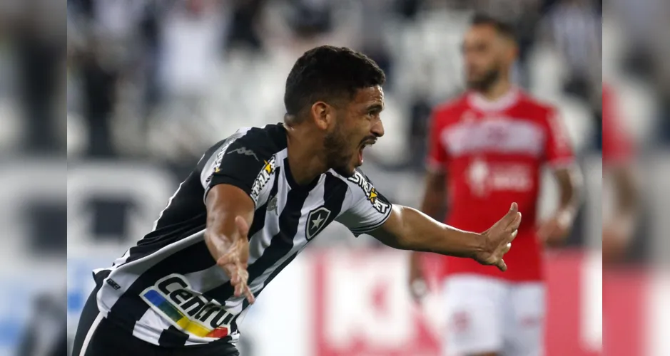 Marco Antônio comemora primeiro gol do Fogão sobre o Galo
