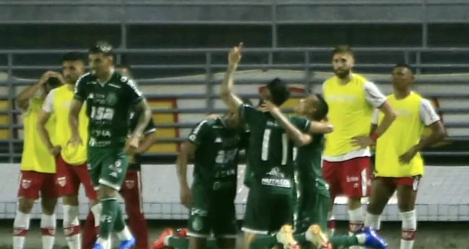 Momento do segundo gol do Guarani sobre o CRB