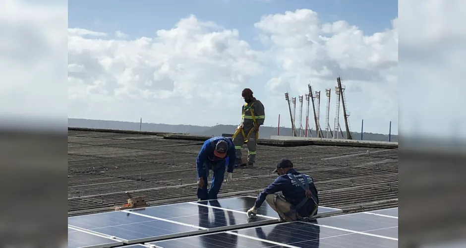 Técnicos durante instalação de painel de energia solar em empresa em Alagoas feita pela empresa de Geison Alves