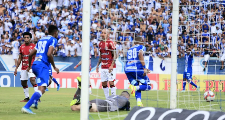 Brilhou a estrela do zagueiro Matheus Felipe no primeiro gol. Em seu jogo de despedida, o defensor marcou o 1º tento pelo Azulão