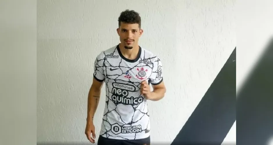 Novo lateral-direito já posou com a camisa do clube paulista