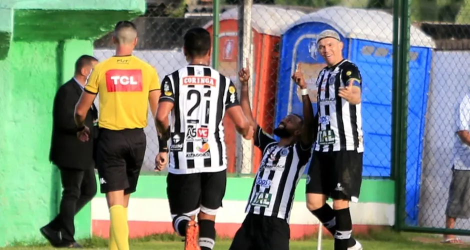Diego Rosa vibra ao lado de Júnior Viçosa após marcar gol da vitória