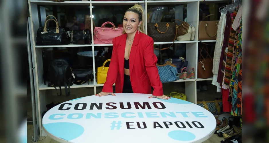 Em noite de luxo, Mannu Farias recebe Adriana Bombom  no “Brecho Fashion Carioca”