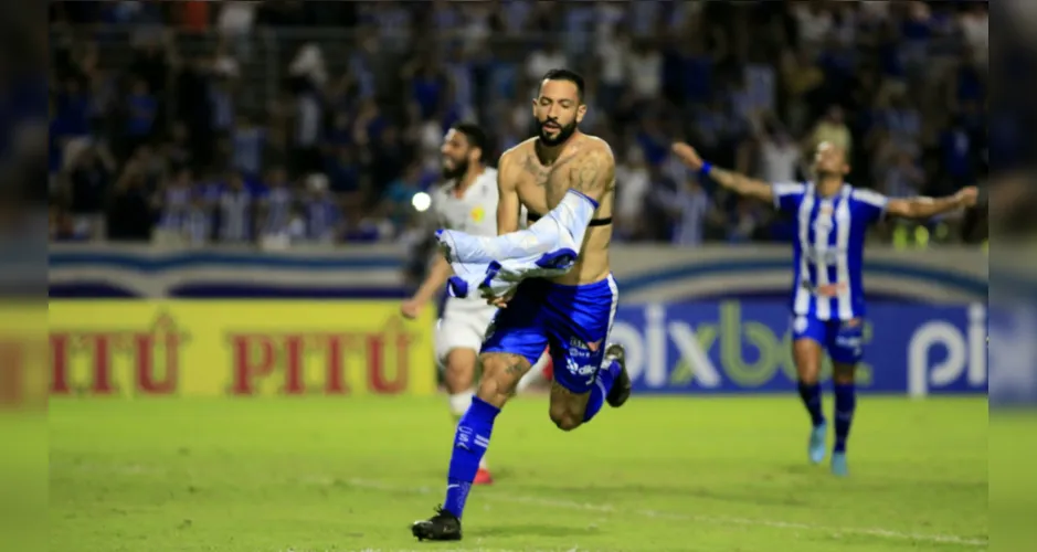 Olha a alegria de Rodrigo Rodrigues com o gol de pênalti que ele fez para o CSA