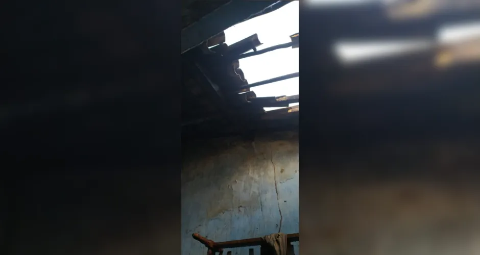 Incêndio atingiu o telhado da residência
