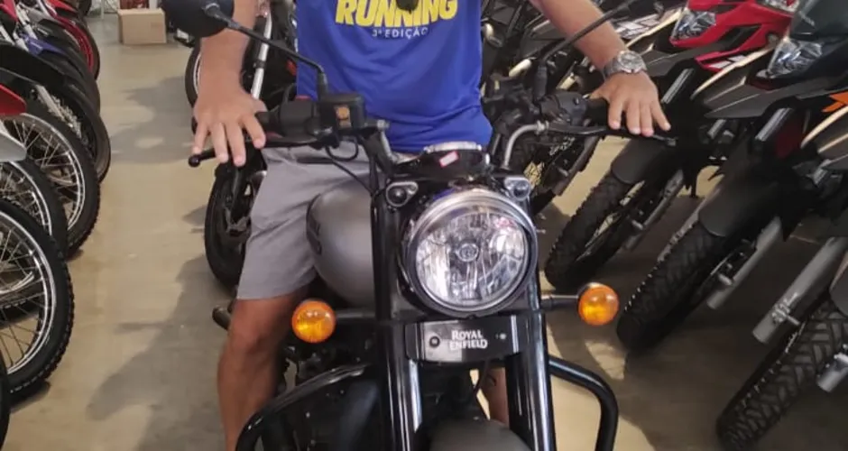 Aposentado Abílio Coelho Neto, 65, se mostrou interessado em comprar uma nova moto, sua grande paixão