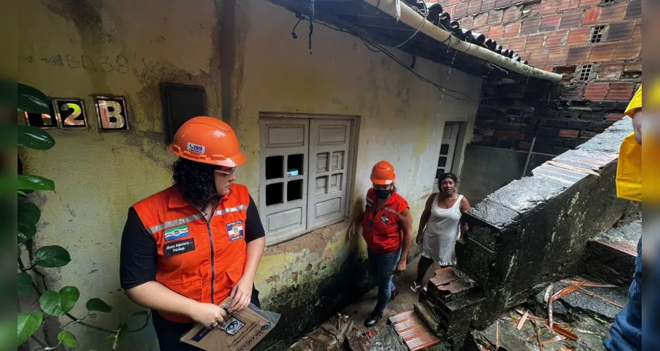 Cinco residências precisaram ser evacuadas pela Defesa Civil Municipal por risco de desabamento