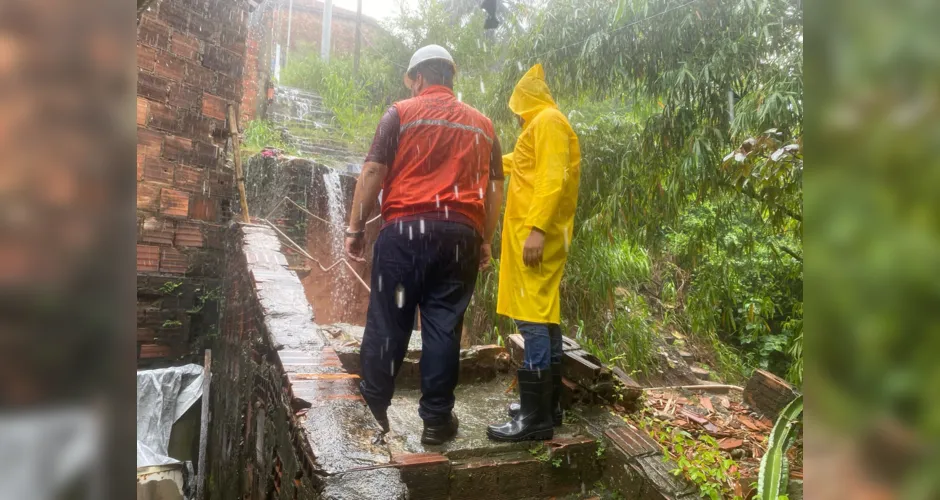 Casas são evacuadas por risco de desabar devido às chuvas em Maceió