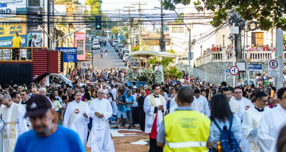 Fiéis percorrem ruas do Centro de Maceió em procissão