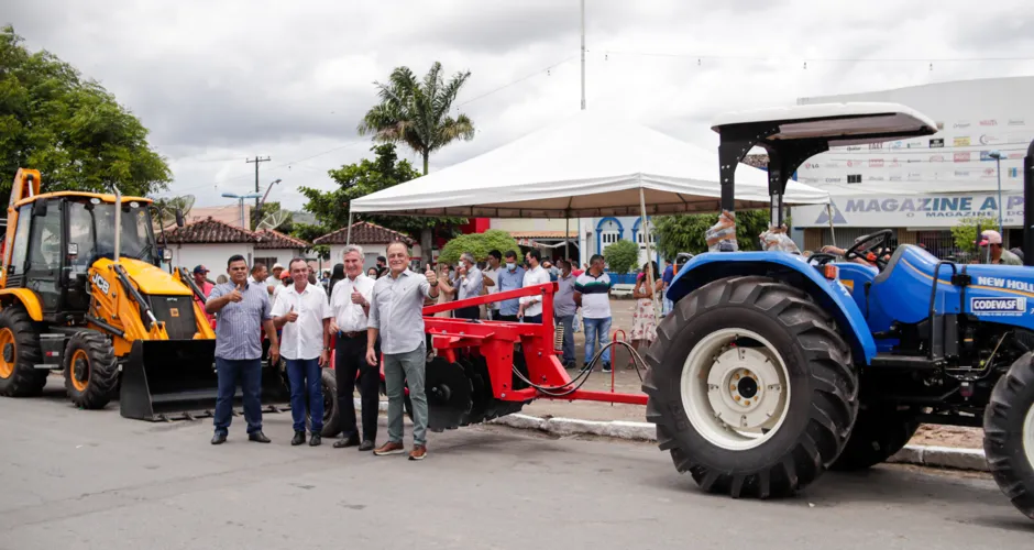 Collor entrega um trator com grade aradora e uma retroescavadeira ao prefeito de Anadia, Celino Rocha
