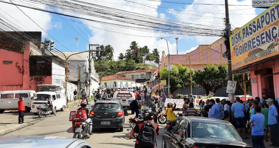 Moradores de Bebedouro fecham ladeira para cobrar soluções à Braskem