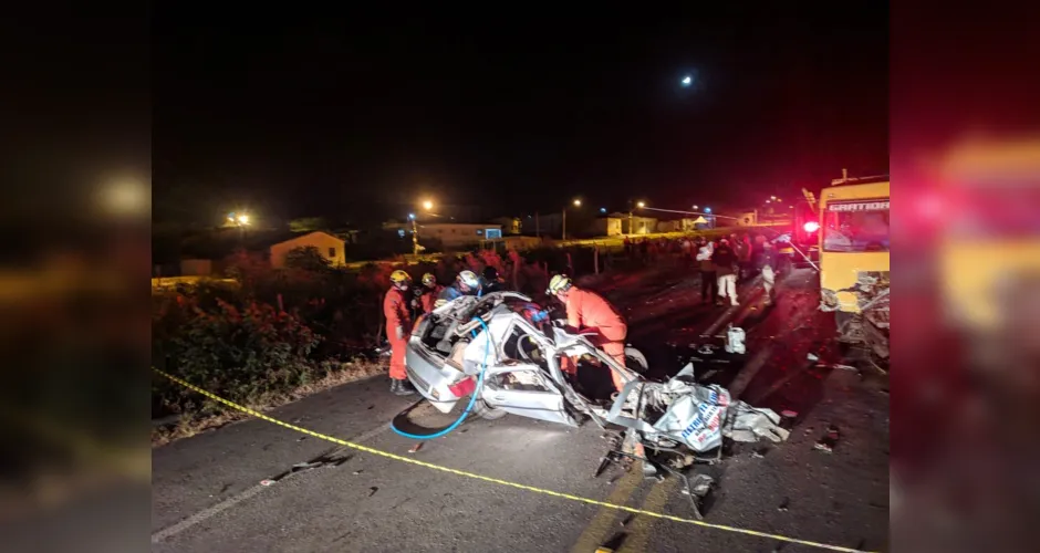 Imagem ilustrativa da imagem Motorista morre preso às ferragens de carro após colidir com caminhão na BR-316