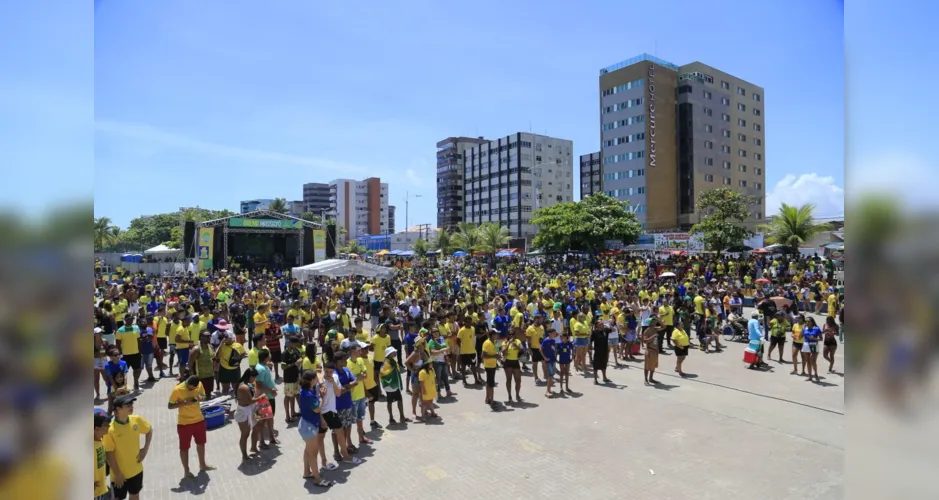 Espaço montado pela Prefeitura de Maceió recebeu centenas de torcedores nesta sexta
