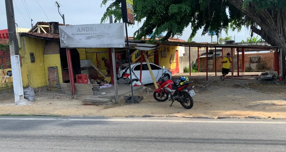 Imagem ilustrativa da imagem Carro com quatro ocupantes invade e destrói bar no bairro da Serraria