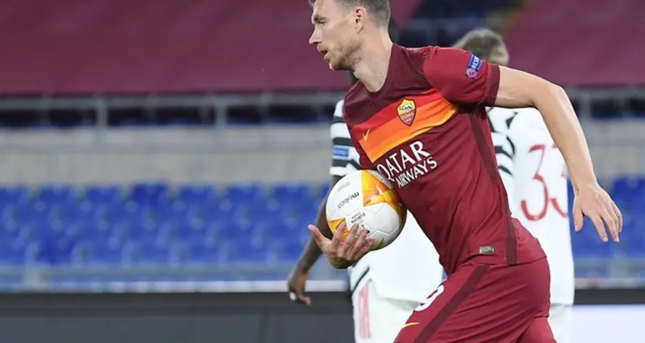 Dzeko corre para ganhar tempo para a Roma após fazer gol: o milagre não veio