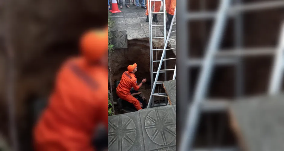 Imagem ilustrativa da imagem Calçada cede e mulher cai dentro de buraco em Penedo