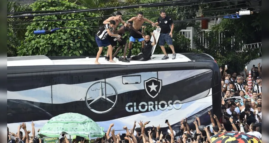 Torcedores do Botafogo com Chay e Navarro na chegada do ônibus ao Nilton Santos