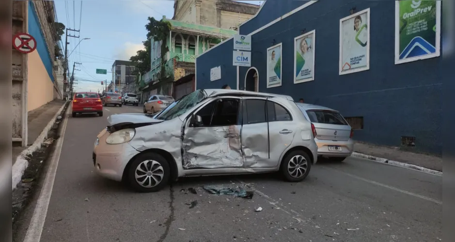 Imagem ilustrativa da imagem Condutor fica preso às ferragens após colidir veículo em ônibus no centro de Maceió
