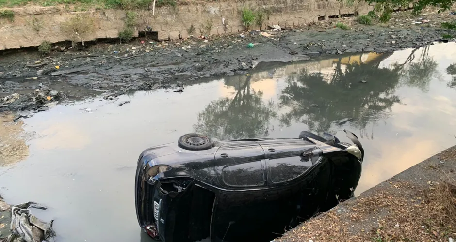 Imagem ilustrativa da imagem VÍDEO: Carro capota e cai dentro do Riacho Salgadinho, no bairro do Poço