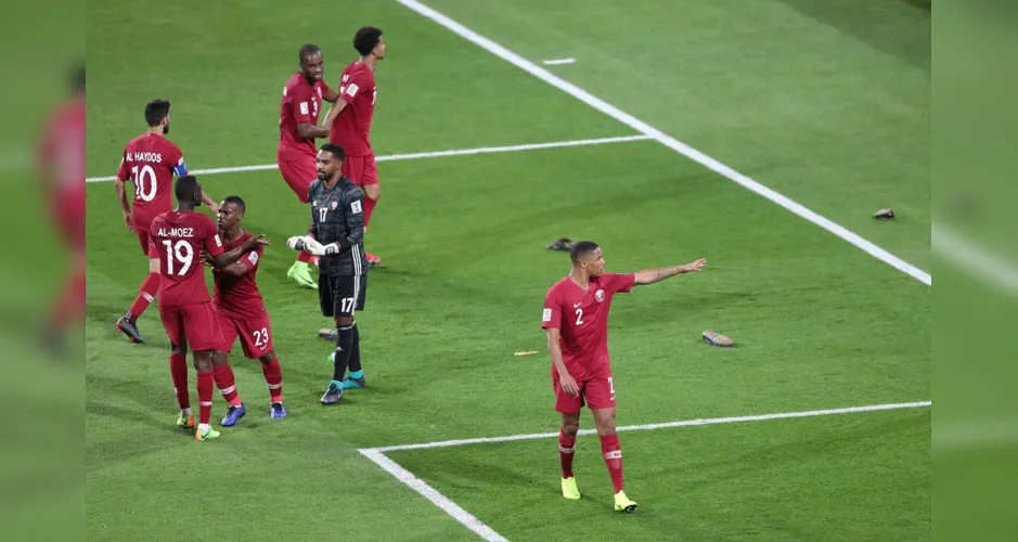 Jogadores do Catar reclamam com torcedores dos Emirados Árabes, em Abu Dhabi, que atiraram sapatos em campo, em jogo de 2019: cataris não eram aceitos no país