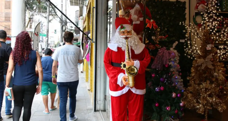 Comércio com decoração de Natal na rua Teodoro Sampaio, em Pi.