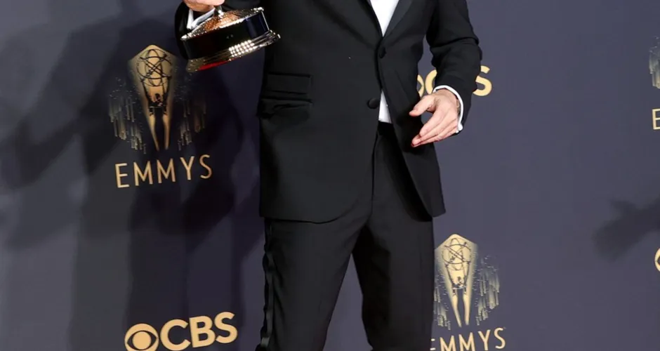 Ewan McGregor mostra o prêmio que ganhou no Emmy 2021