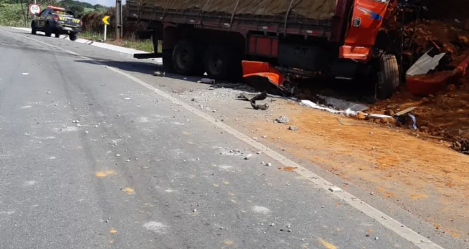 Motorista morre após colisão entre caminhões na BR-104