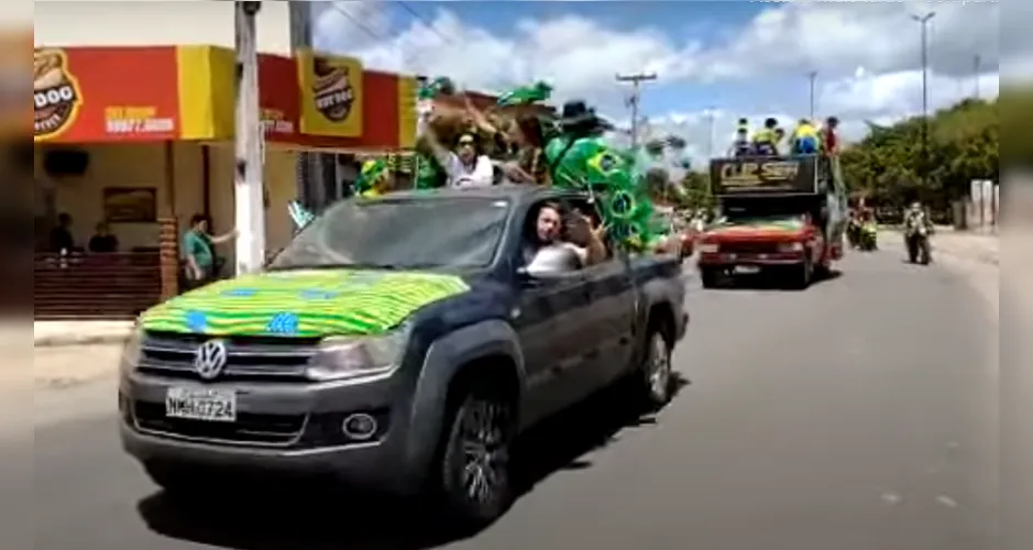Assim como na capital alagoana, os moradores da cidade seguravam bandeiras do Brasil