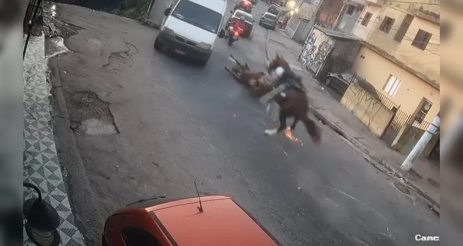 Atrito de casco com asfalto gerou faíscas durante correria de cavalo em SP