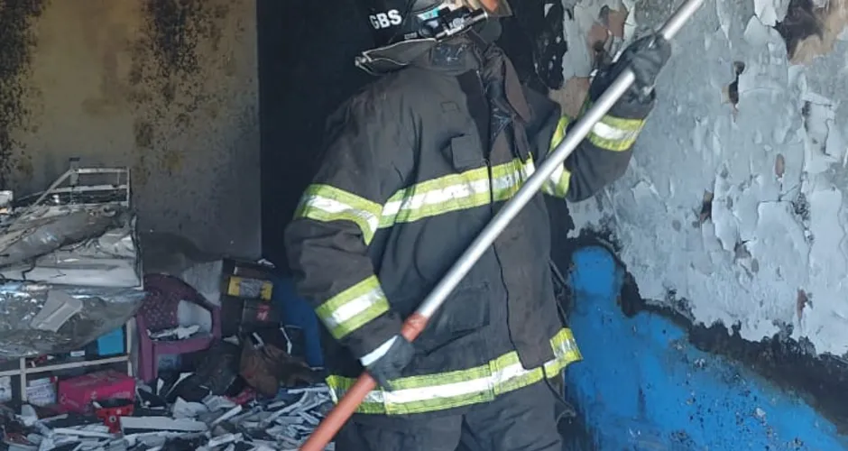 Imagem ilustrativa da imagem Usuário de drogas ateia fogo em residência e moradores usam água da piscina para conter as chamas
