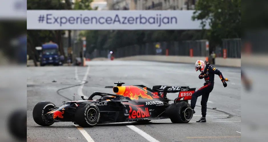 Revoltado, Max Verstappen chuta o pneu traseiro esquerdo furado que provocou seu abandono em Baku