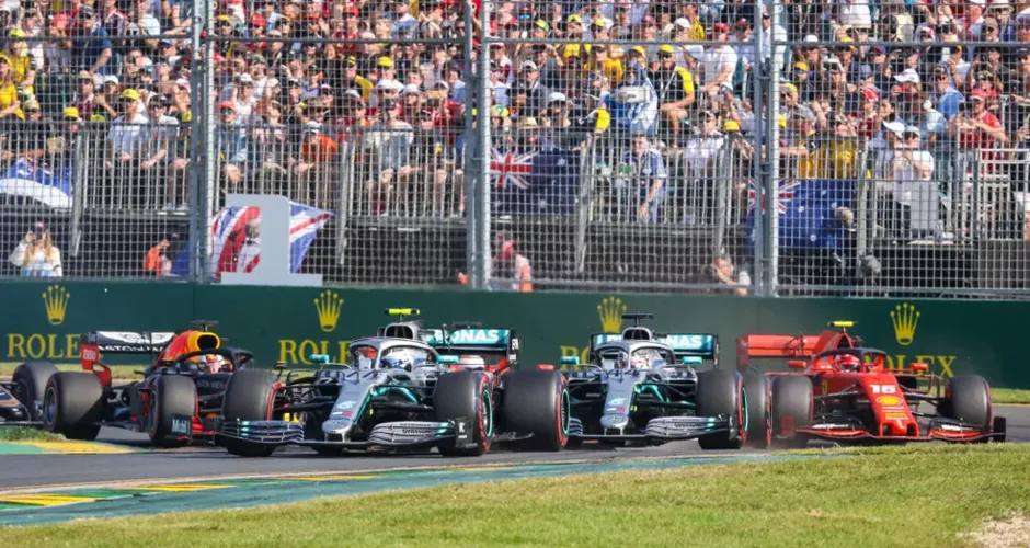 Largada do GP da Austrália da F1 em 2019, com Hamilton na ponta