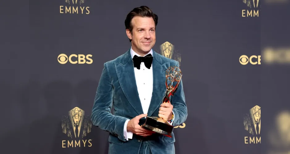 Jason Sudeikis mostra o prêmio que ganhou no Emmy 2021