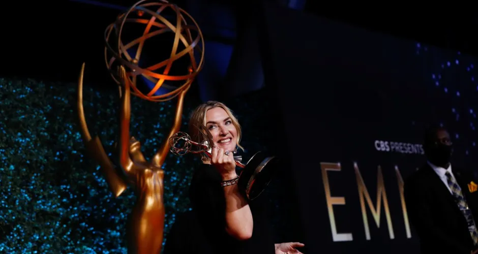 Kate Winslet comemora o prêmio que recebeu por 'Mare of Easttown' no Emmy 2021
