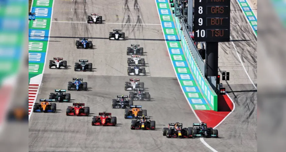 Max Verstappen e Lewis Hamilton na largada do GP dos EUA