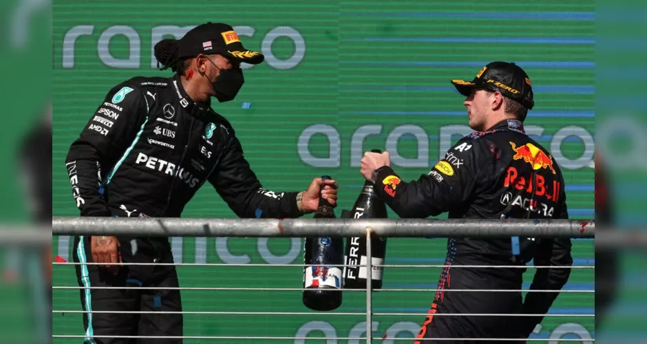 Lewis Hamilton e Max Verstappen se cumprimentam no pódio do GP dos EUA