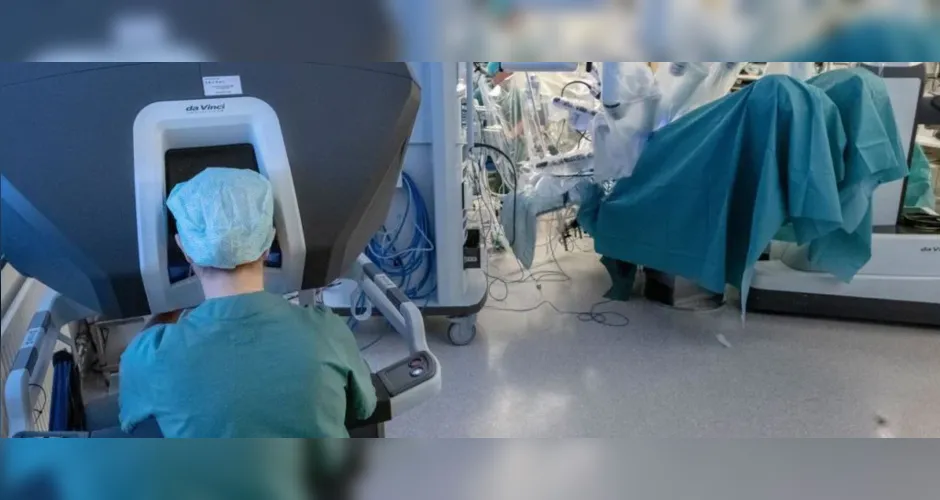 Médicos usam equipamentos robóticos para realizar o transplante de útero em 2021