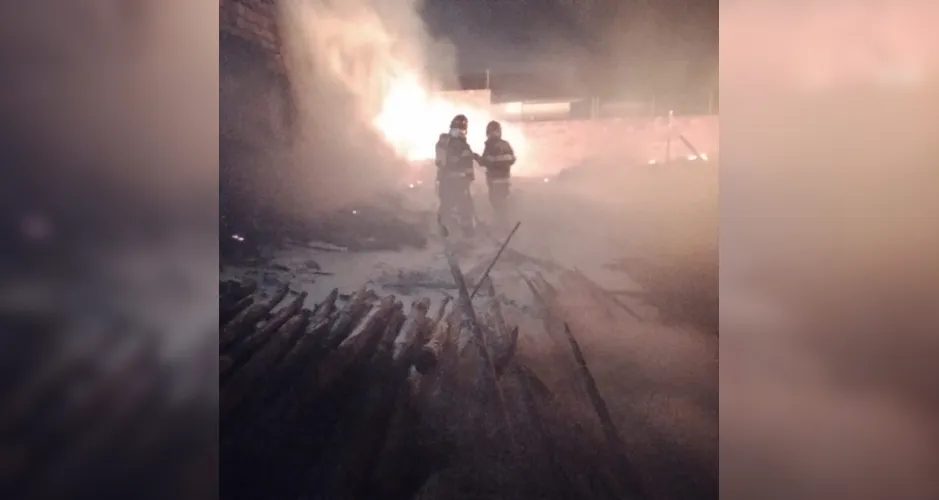 Imagem ilustrativa da imagem Bombeiros levam 4 horas para combater incêndio em terreno com madeiras no Agreste