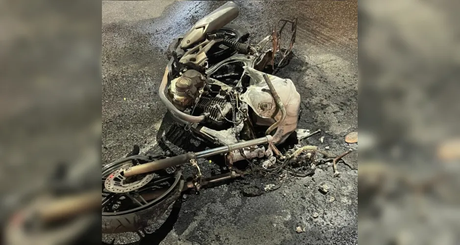 Moto da vítima pegou fogo após a colisão