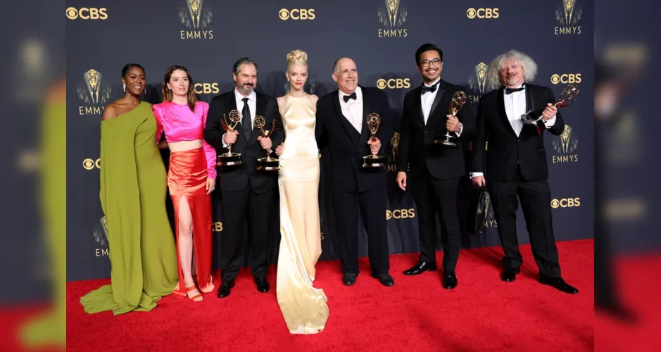 Moses Ingram, Marielle Heller, Scott Frank, Anya Taylor-Joy, William Horberg, Mick Aniceto e Marcus Loges mostram os prêmios que ganharam por 'O gambito da rainha' no Emmy 2021
