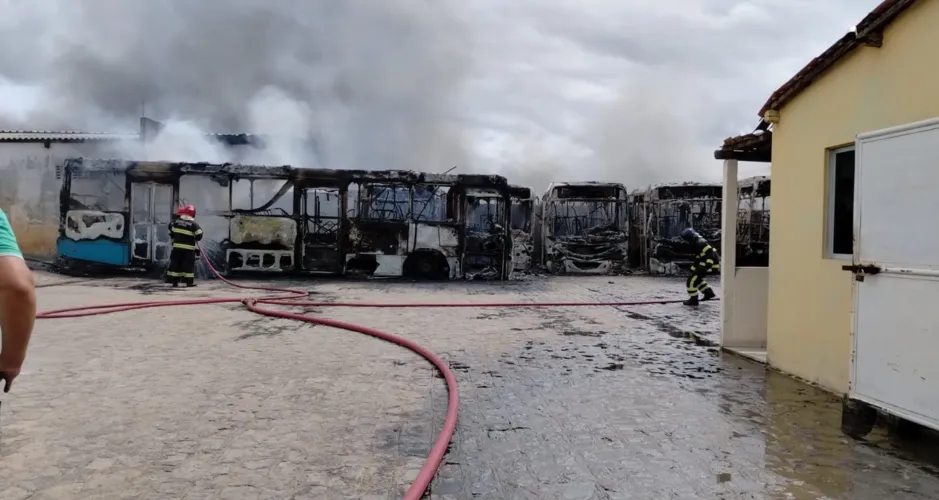 Ônibus ficaram totalmente destruído após o incêndio em Arapiraca