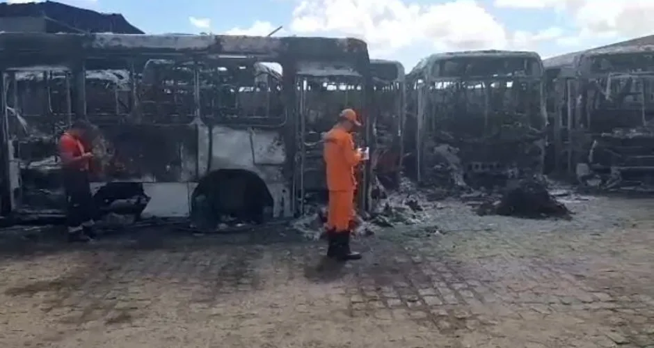 Bombeiros realizam perícia em garagem de ônibus no município de Arapiraca
