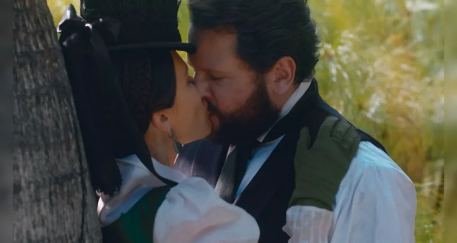 Pedro (Selton Mello) e Luísa (Mariana Ximenes) se beijam no jardim