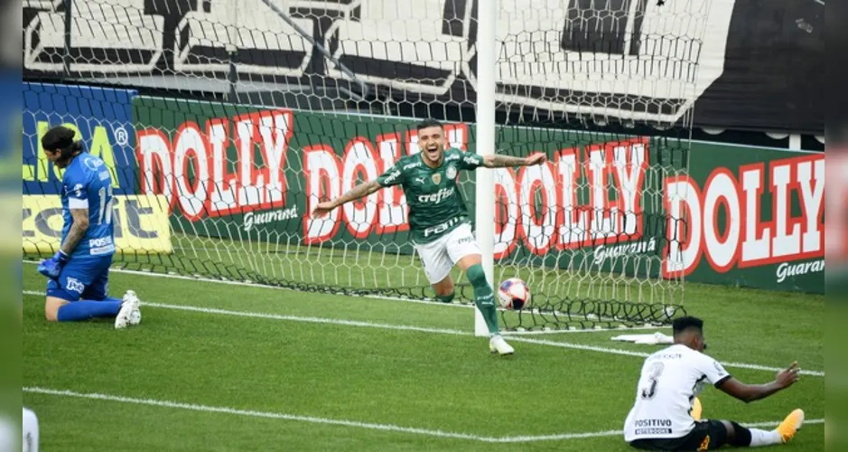 Victor Luis comemora gol do Palmeiras contra o Corinthians
