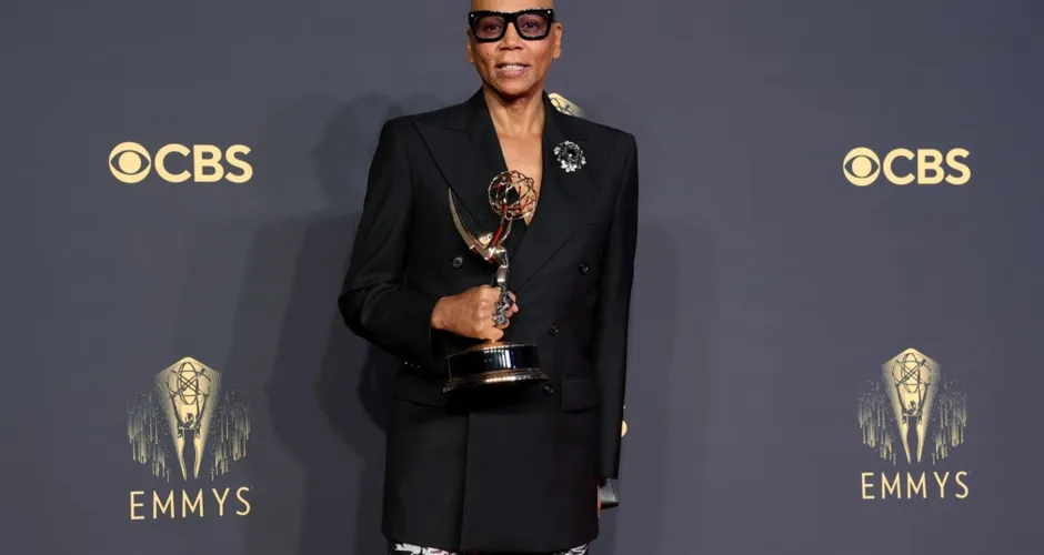 RuPaul mostra o prêmio que ganhou no Emmy 2021