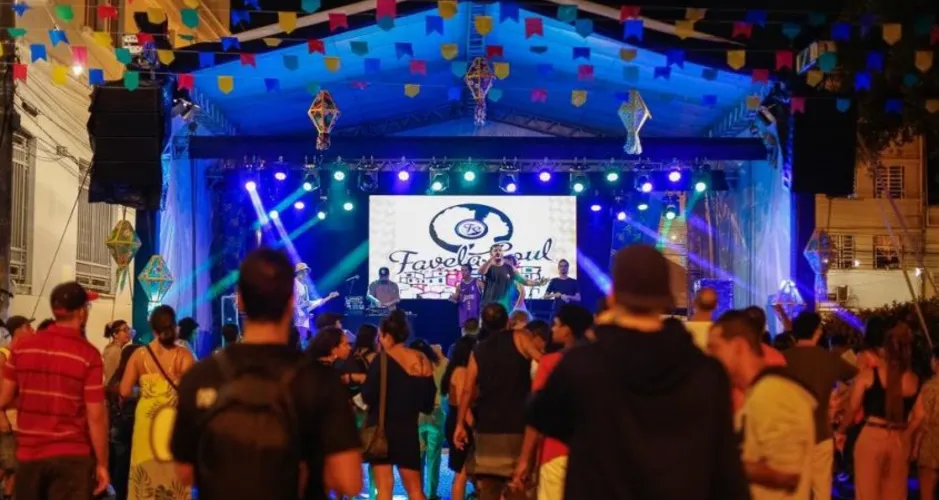 Atrações locais como a banda Favela Soul animaram noite de sábado em Jaraguá.