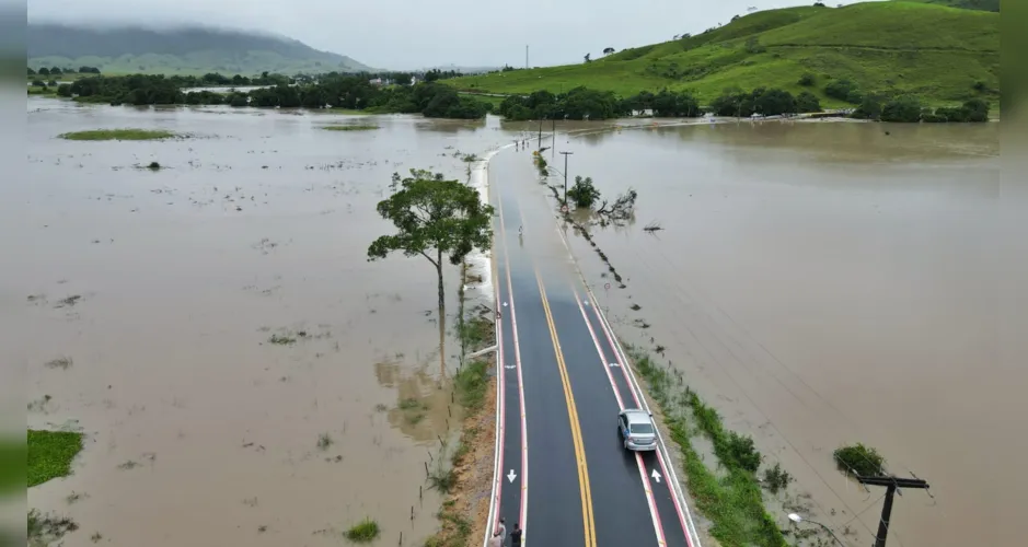 Rio Porangaba invade rodovia após fortes chuvas
