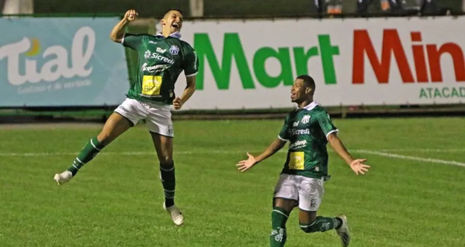 Gabriel Tonini (à esquerda) marcou o gol da vitória da Caldense sobre o Atlético-MG na 6ª rodada do Mineiro deste ano