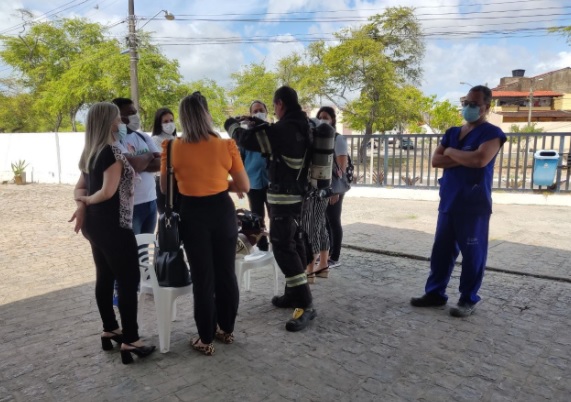 Maternidade Nossa Senhora de Fátima pega fogo e bombeiros são acionados